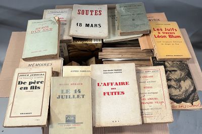 plusieurs livres sont empilés sur une table