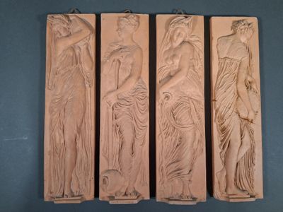 quatre plaques en bois sculptées représentant des femmes et un homme