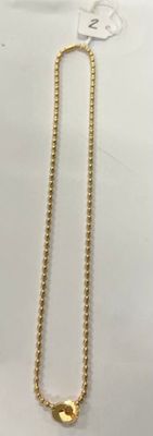 Collier plaqué or avec un pendentif en forme de cœur sur fond blanc