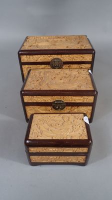 Ensemble de trois boîtes en résine et bois à l'imitation de …