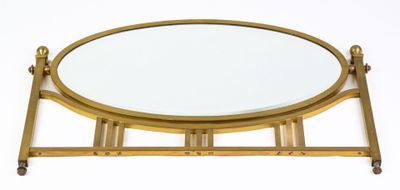 miroir posé sur un support, sur une surface blanche, avec un fond blanc