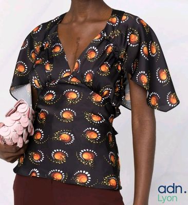 une femme qui tient un sac à main et un autre sac à main