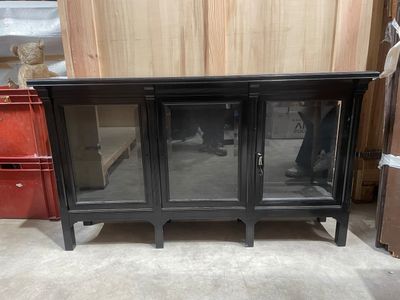 Buffet bas à corniche en bois laqué noir ouvrant par trois portes vitr