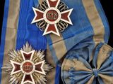 deux médailles et une médaille attachée à un ruban rayé bleu et blanc
