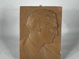 un gros plan sur la plaque commémorative d'un homme en costume