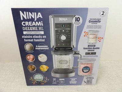 une boîte contenant un mixeur, posée sur une table
