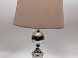 une lampe posée sur une table sur laquelle se trouve une autre lampe