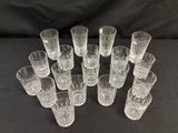 un grand nombre de verres posés sur une table
