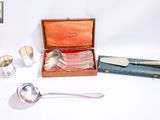une boîte à couverts contenant une cuillère et un repose-cuillère