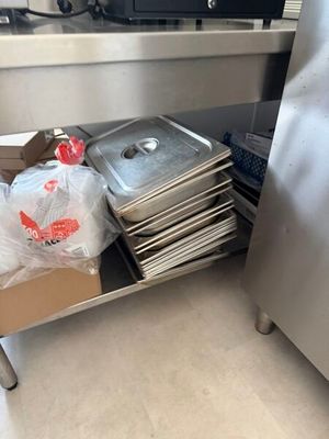 beaucoup de nourriture posée sur un chariot