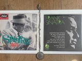 une image représentant une photo de Frank Sinatra portant une chaîne