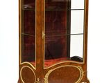 une petite vitrine avec une porte vitrée sur le dessus
