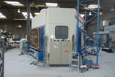 une grosse machine qui se trouve au milieu d'un bâtiment