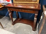 une table en bois sur laquelle se trouve un miroir