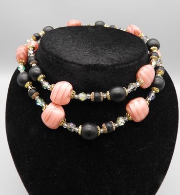 Tchécoslovaquie, Collier couture en berlingots de verre rose…