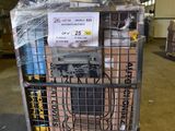 un chariot rempli de cartons dans un entrepôt, sur lequel est accrochée une pancarte