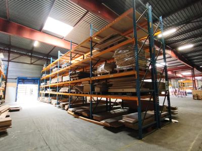 un grand entrepôt rempli d'étagères et de palettes