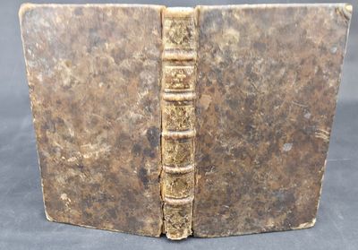 un vieux livre ouvert sur une table