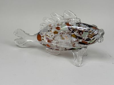 un poisson en verre posé sur une table