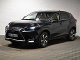 Le SUV noir est garé dans une grande pièce au sol carrelé en damier.