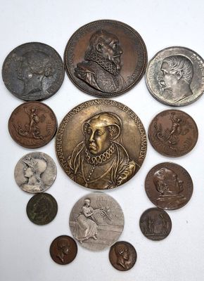 une image représentant un ensemble de pièces de monnaie sur lesquelles figurent un homme et une femme