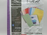 le paquet de papiers de différentes couleurs se trouve dans un sac en plastique