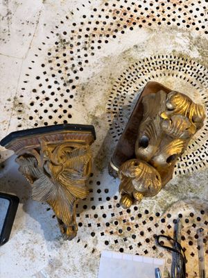 Deux consoles d’applique sculptées dorées, l’une en plâtre, l’autre en - Photo 1