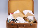 une valise marron remplie de courrier et d'autres objets