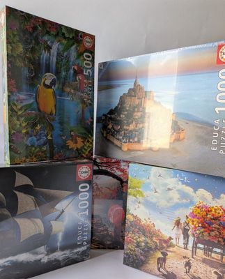 plusieurs puzzles sont empilés sur une table