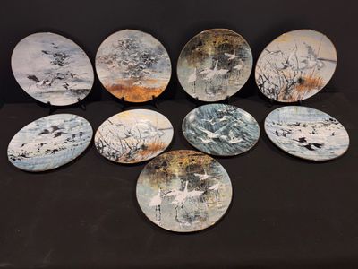 six assiettes ornées de motifs différents, posées sur une surface noire