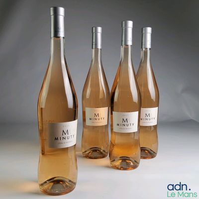 trois bouteilles de vin posées l'une à côté de l'autre sur une table