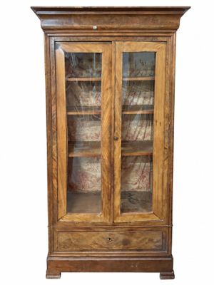 une vieille bibliothèque en bois avec des portes vitrées et des étagères