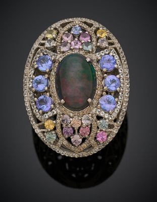 une bague en oplite, saphir et diamant