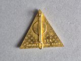 an image of a triangle shaped pin with a pen in it