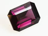 des tourmalines violettes sur une surface blanche, avec un fond blanc