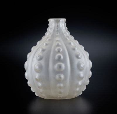 une image représentant un vase en verre blanc sur fond noir