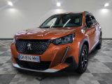 un gros plan d'une voiture orange sur un sol à damier