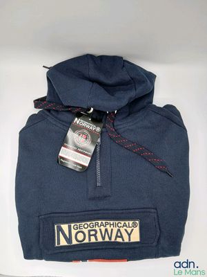une photo d'un sweat-shirt bleu sur lequel est accrochée une étiquette avec un nom