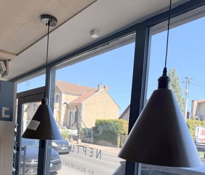 trois lampes suspendues au plafond d'un restaurant