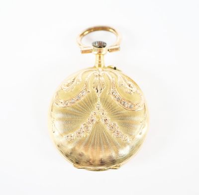 une image représentant une montre de poche en or ornée d'un diamant au centre