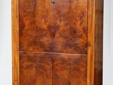 une vieille armoire en bois avec un plateau en marbre, sur fond blanc