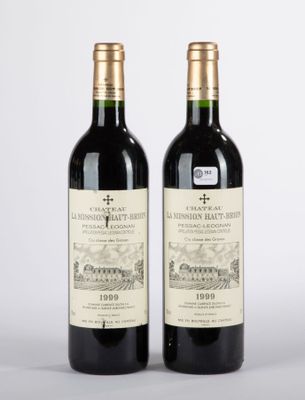 deux bouteilles de vin rouge posées l'une à côté de l'autre sur une table