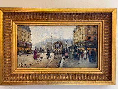 une peinture représentant une scène de rue en ville avec des passants marchant sur le trottoir