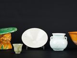quatre types différents de vases et de coupes sur la table