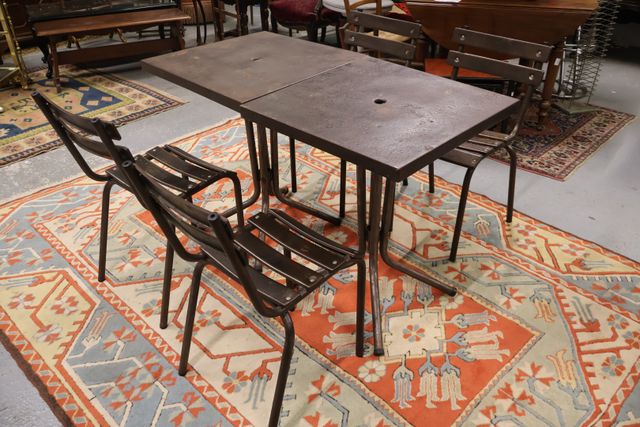 Deux tables bistrot et 4 chaises métalliques dans le goût de TOLI...