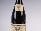 une bouteille de vin posée sur une table