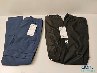deux paires de pantalons pour homme posées sur une table