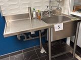 une cuisine équipée d'un évier et d'un lave-vaisselle