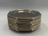 six assiettes en argent empilées les unes sur les autres sur une table