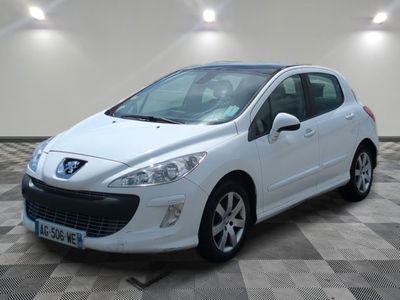 la petite voiture blanche est garée dans une grande pièce